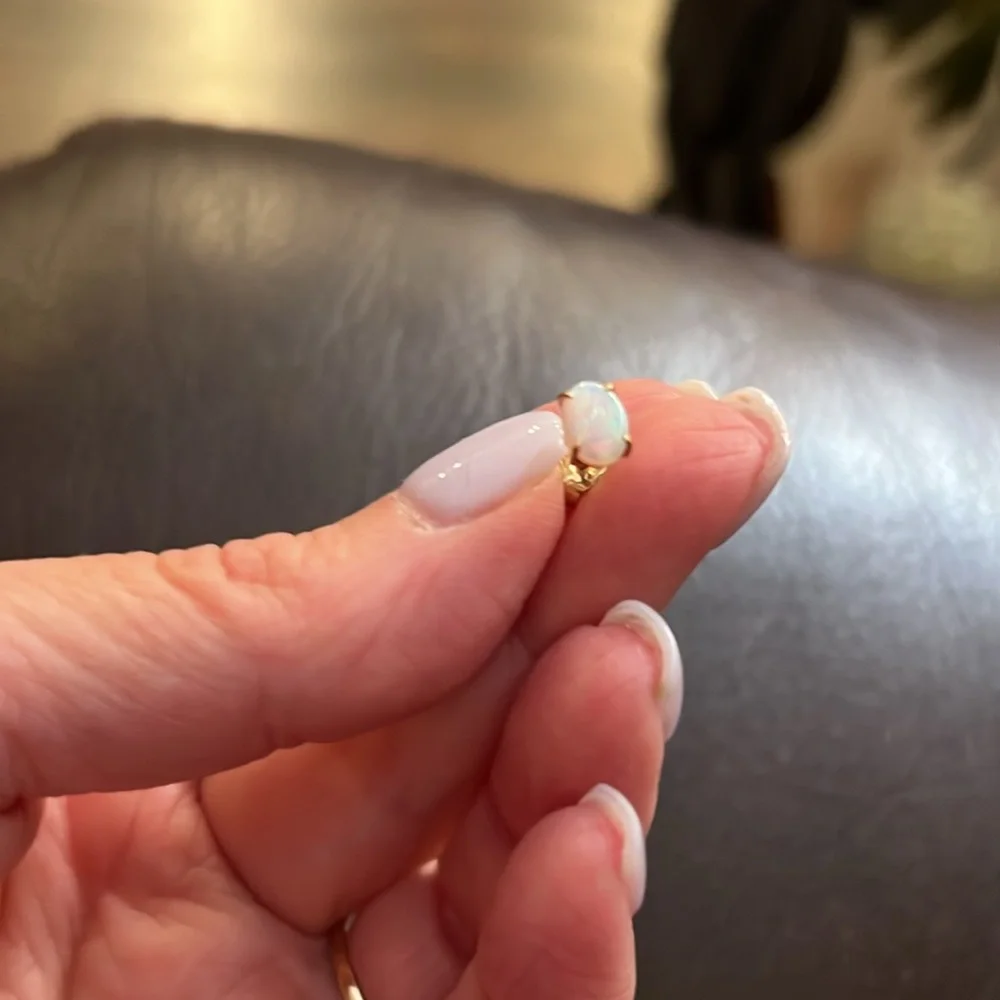 Pretty 14k opal studs - Picture 2 of 4